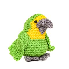 Papagaio verde e amarelo em amigurumi na internet