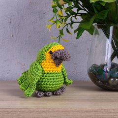 Papagaio verde e amarelo em amigurumi - loja online