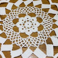 Centro de mesa em crochê branco com flores na internet
