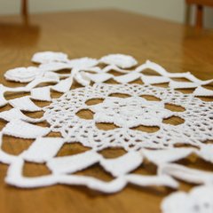 Centro de mesa em crochê branco com flores - Art Familiar Artesanato