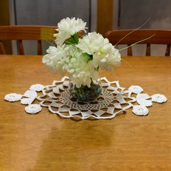 Imagem do Centro de mesa em crochê branco com flores