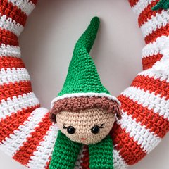 Guirlanda vermelha e branca com Duende em amigurumi na internet