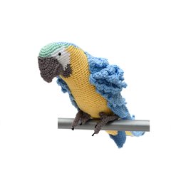 Arara em amigurumi