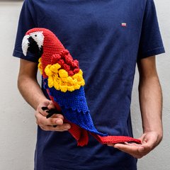 Arara vermelha e amarela em amigurumi - Art Familiar Artesanato