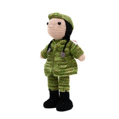 Boneca Médica Militar em amigurumi na internet