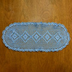 Caminho de mesa azul em crochê