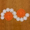 Caminho de mesa laranja e branco em crochê
