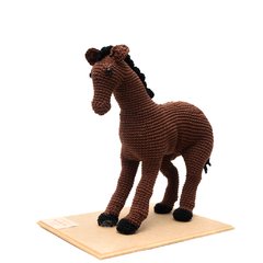 Cavalo marrom em amigurumi