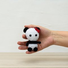 Chaveiro pandinha com lacinho em amigurumi - comprar online