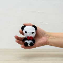 Chaveiro pandinha de gravata em amigurumi - comprar online