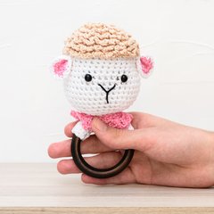 Chocalho ovelha branca em amigurumi - comprar online