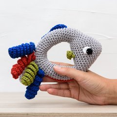 Chocalho peixe colorido em amigurumi - comprar online