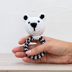 Chocalho ursinho preto e branco em amigurumi - comprar online