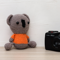 Coala de Camisa Laranja em Amigurumi - comprar online