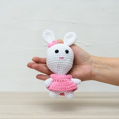 Coelha de vestido em amigurumi na internet