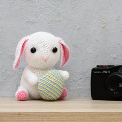 Coelho com ovo em amigurumi - loja online