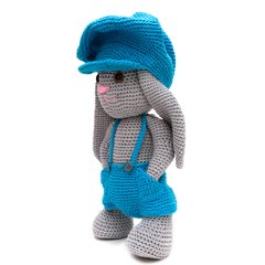 Coelho de boné Tobias em amigurumi - comprar online