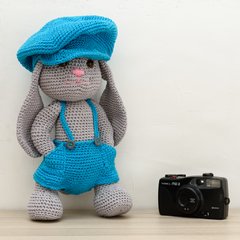 Coelho de boné Tobias em amigurumi - loja online