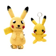 Duo Pikachu médio e chaveiro pikachu em amigurumi