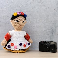 Imagem do Frida Kahlo costureira em amigurumi