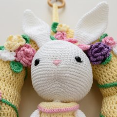 Guirlanda Coelhinha de vestido em amigurumi - Art Familiar Artesanato