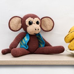 Macaco de colete em amigurumi - loja online