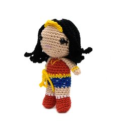 Mulher Maravilha pequena em amigurumi na internet