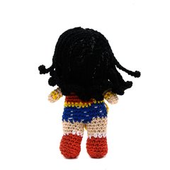 Mulher Maravilha pequena em amigurumi - Art Familiar Artesanato