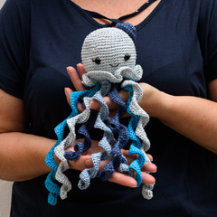 Polvo com Tentáculos Coloridos e Chapéu em Amigurumi - comprar online