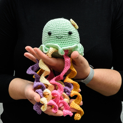 Polvo com tentáculos coloridos ´para newborn em amigurumi - comprar online