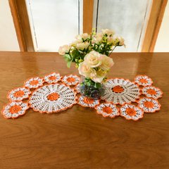 Caminho de mesa flores laranja em crochê - comprar online