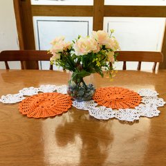 Caminho de mesa laranja e branco em crochê na internet