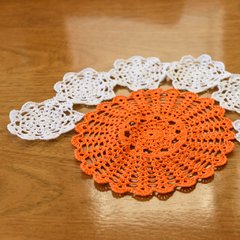 Caminho de mesa laranja e branco em crochê - Art Familiar Artesanato