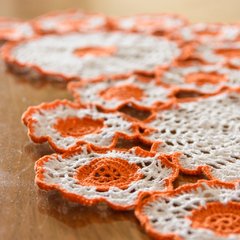 Caminho de mesa flores laranja em crochê - Art Familiar Artesanato