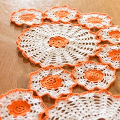 Caminho de mesa flores laranja em crochê - loja online