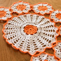 Imagem do Caminho de mesa flores laranja em crochê