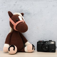 Cavalo tordilho marrom em amigurumi - loja online