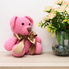 Urso Rosa com Laço Dourado em Amigurmi - loja online