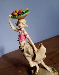 Estatueta em resina italiana Camponesa com frutas - Achados e Encantos