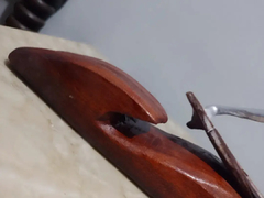 Escultura Surfista Em Alumínio Em Base De Madeira Nobre - Achados e Encantos