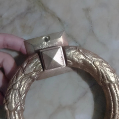 Porta toalha de parede antigo em bronze maciço - Achados e Encantos