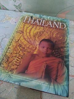 Livro A day in The life of Thailand