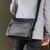 Bolsa carteiro de couro masculina para notebook Pelli Brasil - preto - detalhe