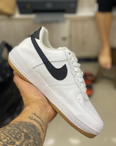 Air Force Branco com Swoosh Preto sola Caramelo