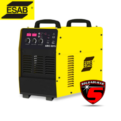 Máquina de soldadura ARC 601 de ESAB, color amarillo, con panel de control y dos asas para transporte.