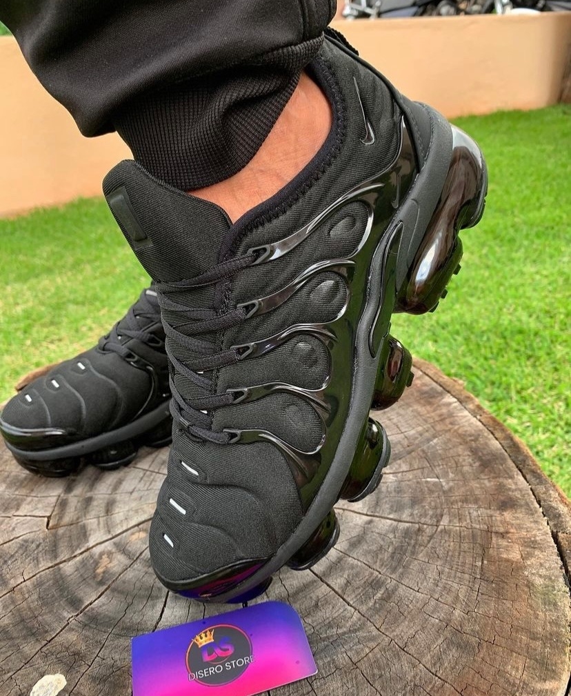 Nike vapormax plus black size 7 sales