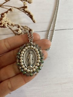 Medalla Virgen Milagrosa perlas y piedras - Manantial de Luz