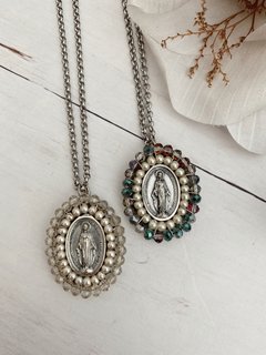 Medalla Virgen Milagrosa perlas y piedras - comprar online