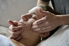 Sesión de masajes faciales - Raíz: Viene de la Tierra