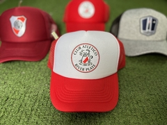 Gorras con parche termosellado de River Plate en internet